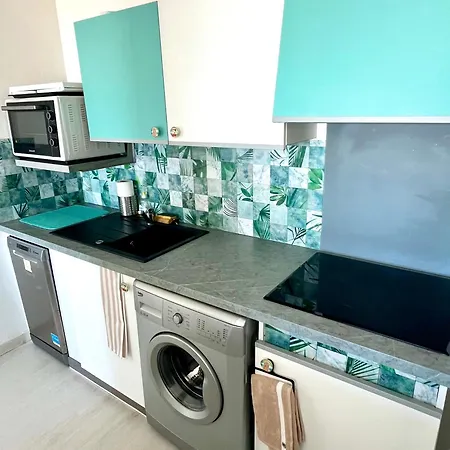 Duplex Entierement Renove Avec Clim, Vue Et Acces ! *